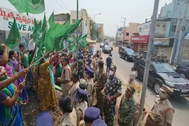 Amravati farmers protesting as the CM convoy goes to sachivaly