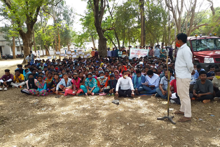 students protest against hostel problems in dumka