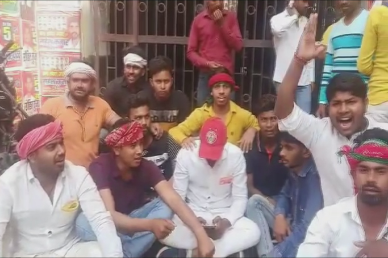 students protested in lal bahadur shastri mahavidyalaya in chandauli