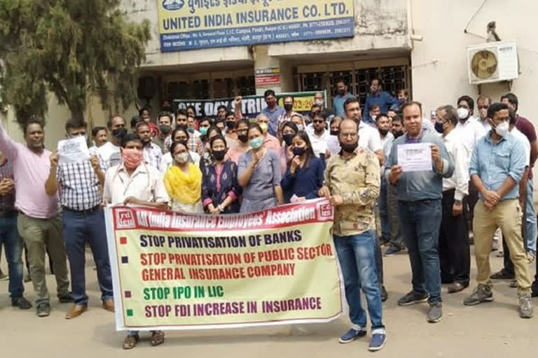 Insurance workers protest against privatization