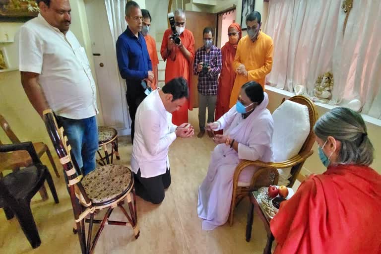 Ashwathth Narayan  takes blessing of Mata Amritanandamayi