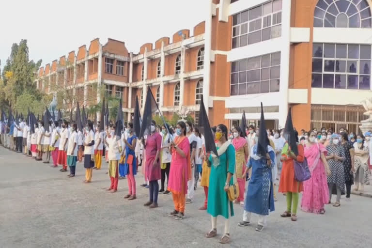 raja-muthiah-medical-college-students-protest-carrying-black-flag