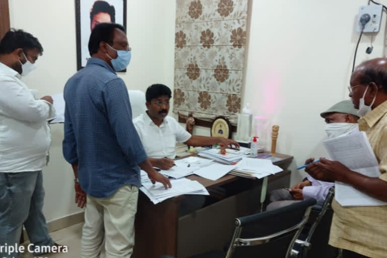 minister suresh review in guntur about welfare works at yarragondapalem