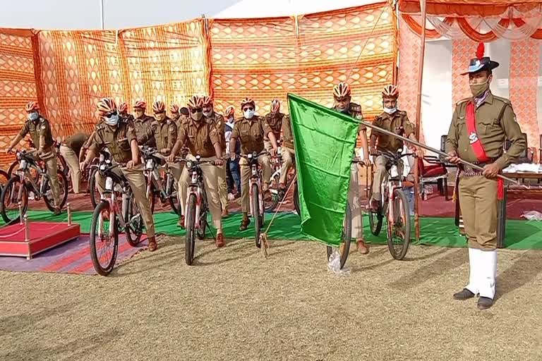 kumbh-mela-ig-sanjay-gunjial-hand-over-23-cycles-to-police-personnel