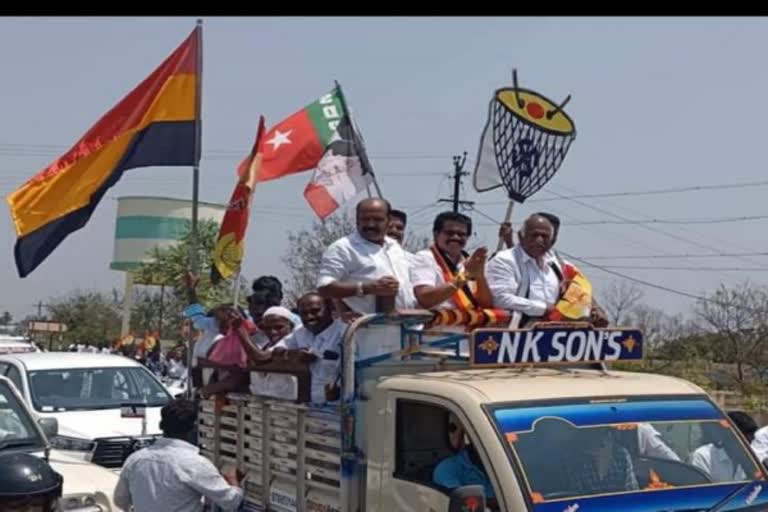 மணப்பாறை தேமுதிக வேட்பாளருக்கு முரசு கொட்டி வாக்கு சேகரித்த கட்சி தொண்டர்.