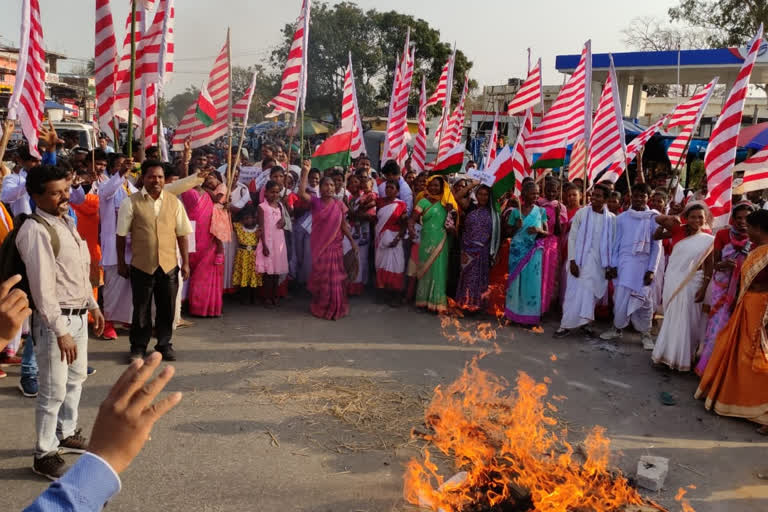 Sarna tribals burnt effigy of BJP leaders in khunti