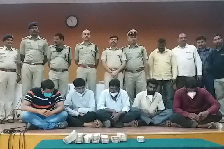 8 robbers arrested, 8 robbers arrested in Two separate case, 8 robbers arrested in Two separate case at Mysore, Mysore crime news, 8 ದರೋಡೆಕೋರರು ಬಂಧನ, ಎರಡು ಪ್ರತ್ಯೇಕ ಪ್ರಕರಣದಲ್ಲಿ 8 ದರೋಡೆಕೋರರು ಬಂಧನ, ಮೈಸೂರಿನಲ್ಲಿ ಎರಡು ಪ್ರತ್ಯೇಕ ಪ್ರಕರಣದಲ್ಲಿ 8 ದರೋಡೆಕೋರರು ಬಂಧನ, ಮೈಸೂರು ಅಪರಾಧ ಸುದ್ದಿ,