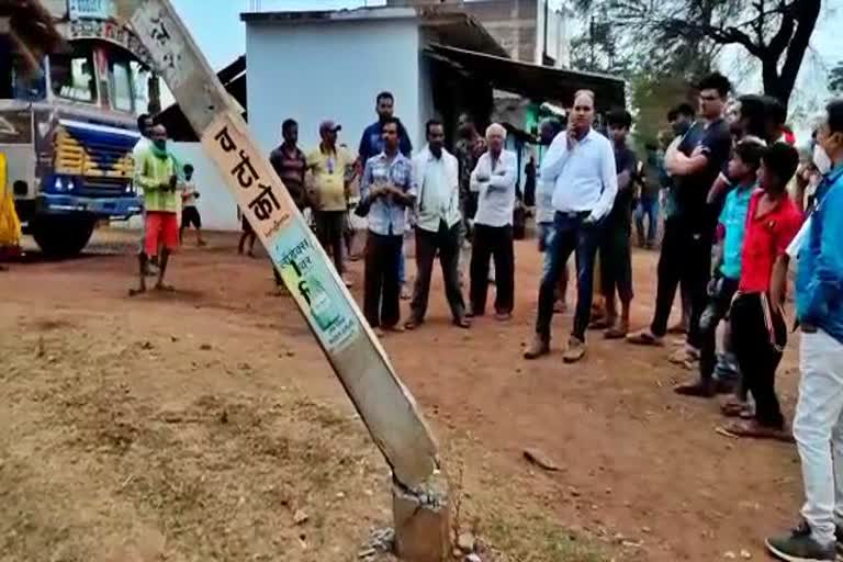 A trailer broke an electric pole in Dongargaon of Rajnandgaon