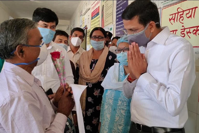 dc honored people with roses for taking corona vaccine in ranchi