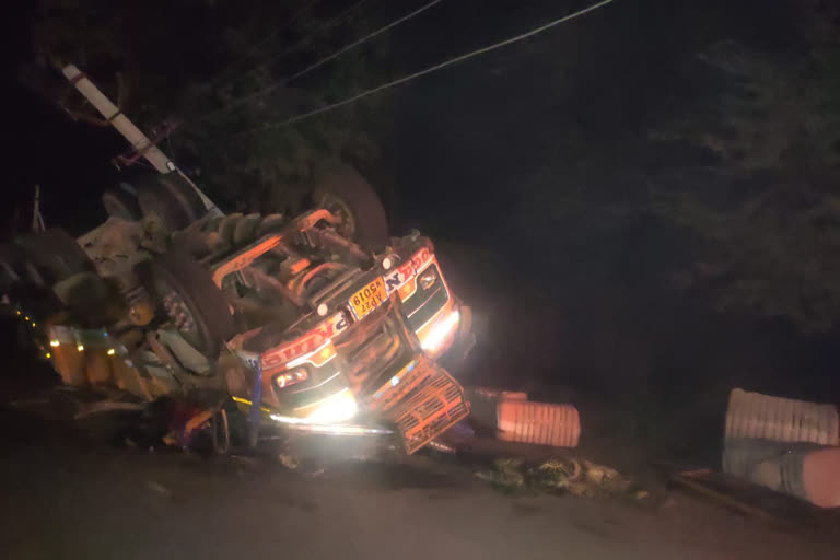 Lorry hit by electrical pole driver killed in wardhannapet in warangal rural district