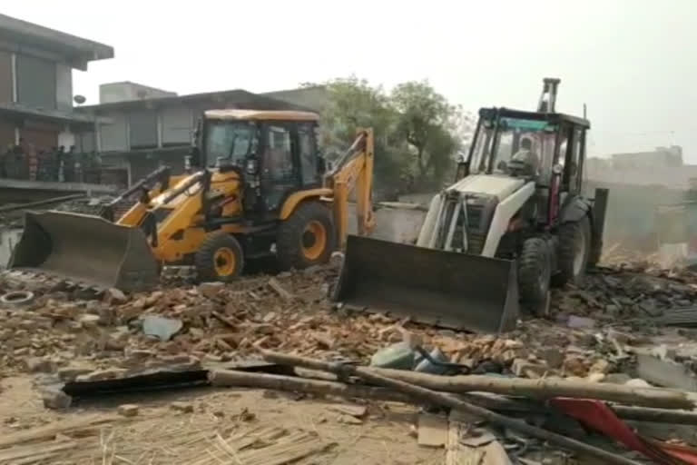 59 परिवार के मकानों पर चला पिला पंजा, administration action on encroachment