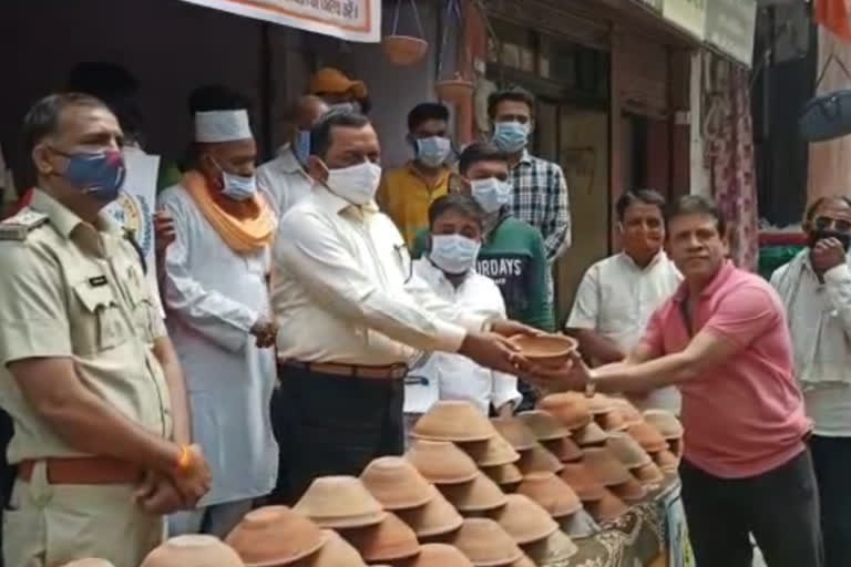 To save the life of birds distributed earthen vessels