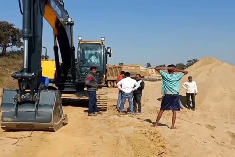 Illegal sand transport in Surajpur district