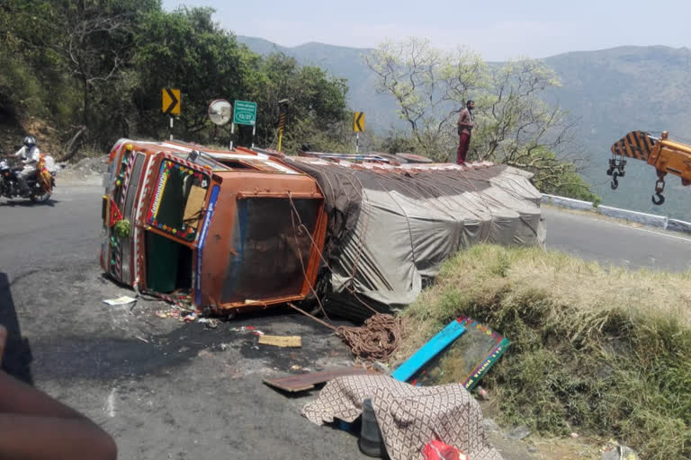 2 lorry accident in two different placesin Dhimbam near Erode, ஈரோடு திம்பம் அருகே இருவேறு இடங்களில் 2 லாரிகள் கவிழ்ந்து விபத்து,  சத்தியமங்கலம் - மைசூர் தேசிய நெடுஞ்சாலை, Sathyamangalam Erode national highway, Erode Latest, Erode Dhimbam Hill road, erode, ஈரோடு, ஈரோடு திம்பம் மலைப்பாதையில் விபத்து, ஈரோடு திம்பம் மலைப்பாதை