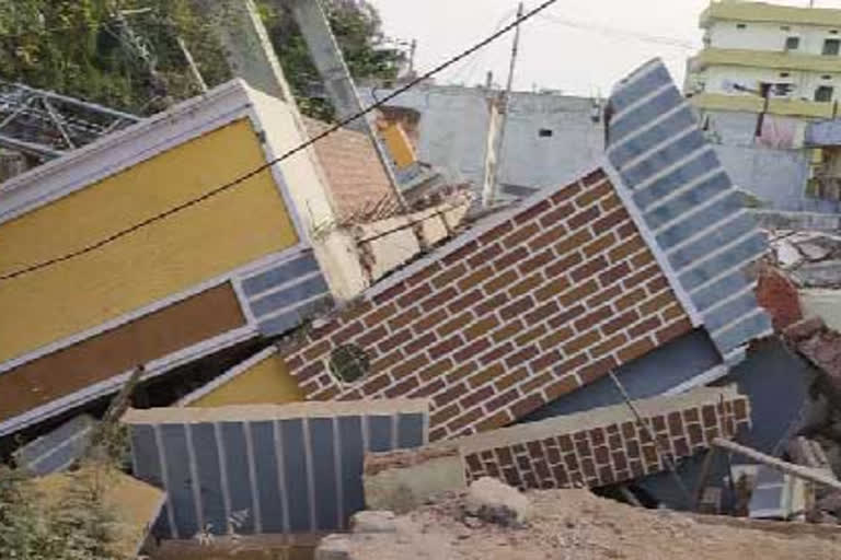 മൂന്ന് നില കെട്ടിടം തകർന്നു വീണു  three floor building collapsed in gajwel  ഗജ്‌വേൽ  സിദ്ദിപേട്ട്  ഹൈദരാബാദ്