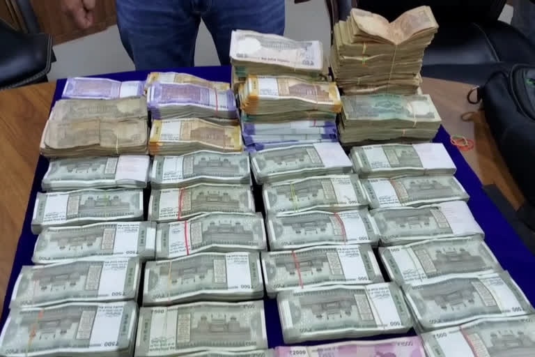 Thief arrested with Cash, सूरजपुर में चोरी की घटना