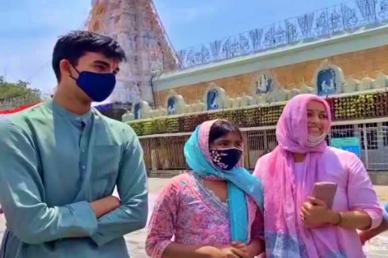 Actor Renu Desai family visit tirumala