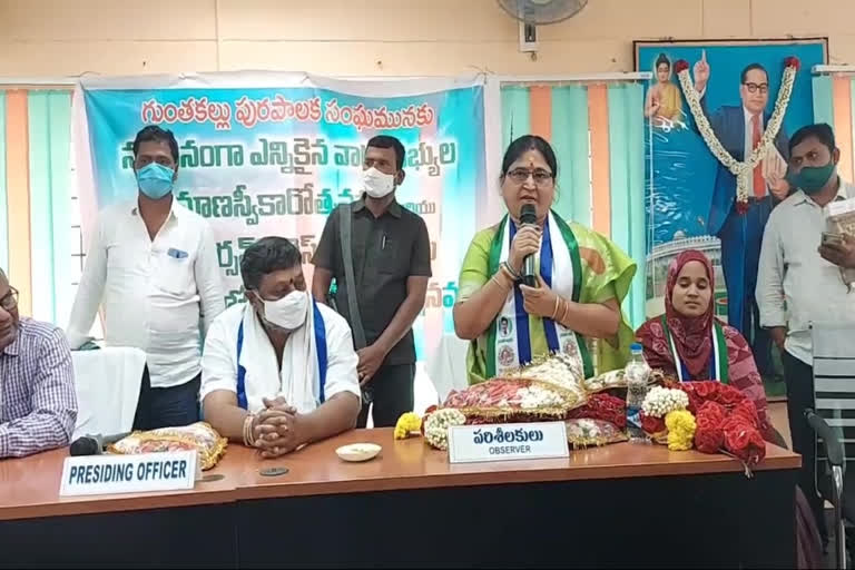 nangineni bhavani elected as guntakallu municipal chairman