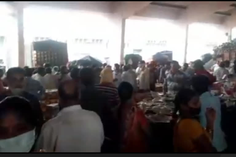 People flock to the Kalmana market for shopping in nagpur