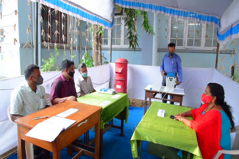 Green Polling Booth prepared at the Kollam Collectorate  Unique model to remind the Green Code of Conduct  പ്രകൃതി സൗഹൃദ തെരഞ്ഞെടുപ്പ് സന്ദേശവുമായി കൊല്ലം കലക്‌ട്രേറ്റ്  ഹരിത പോളിംഗ് ബൂത്ത്