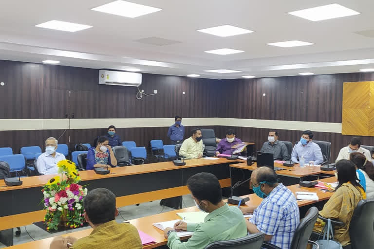 Deputy Commissioner Suraj Kumar held meeting of officials at the Jamshedpur Collectorate Auditorium