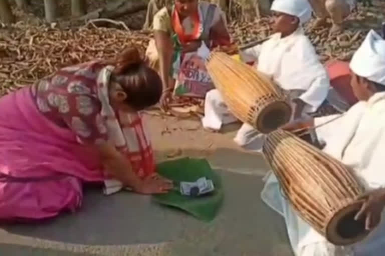 গায়ন-বায়নৰ চৰণত আঠু ল'লে কংগ্ৰেছ প্ৰাৰ্থী অংকিতাই