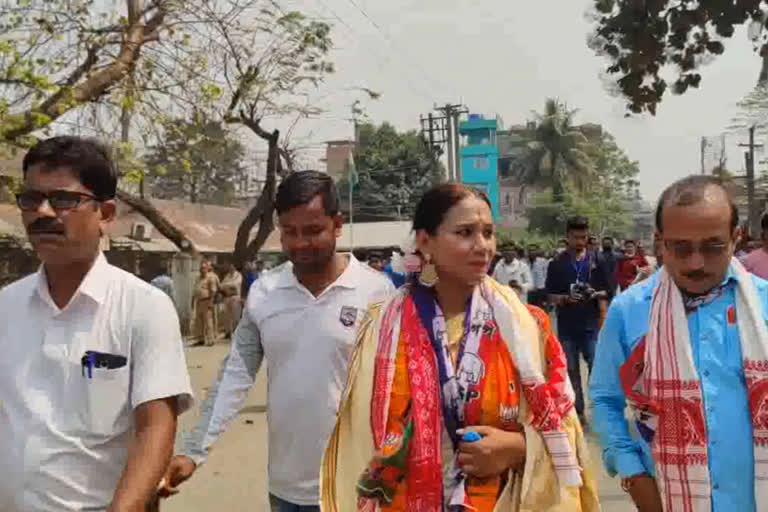 মনোনয়ন পত্ৰ দাখিল সৰুক্ষেত্ৰীৰ অগপ প্ৰাৰ্থী কল্পনা পাটোৱাৰীৰ