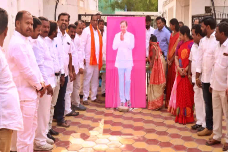 minister Mallareddy anointed CM KCR to paint in hyderabad