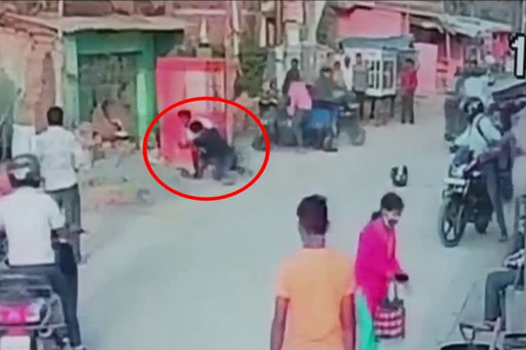 a-policeman-confronted-two-criminals-alone-in-ranchi