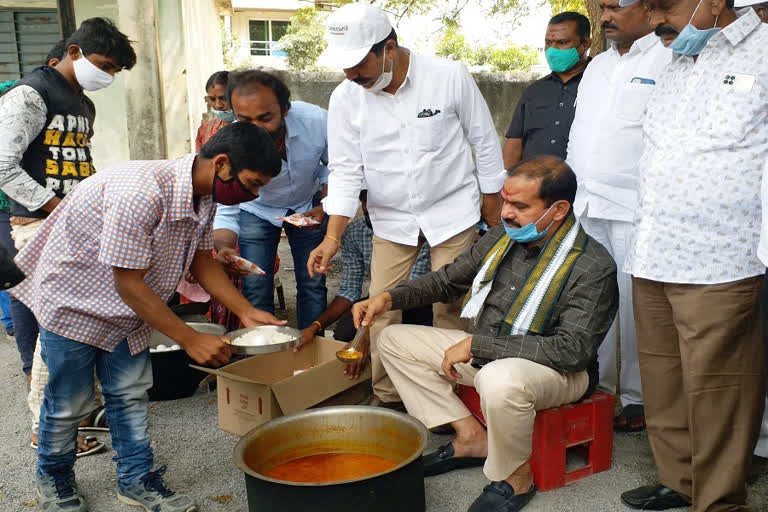 MLA vinay bhaskar went to school and served lunch at hanamkonda