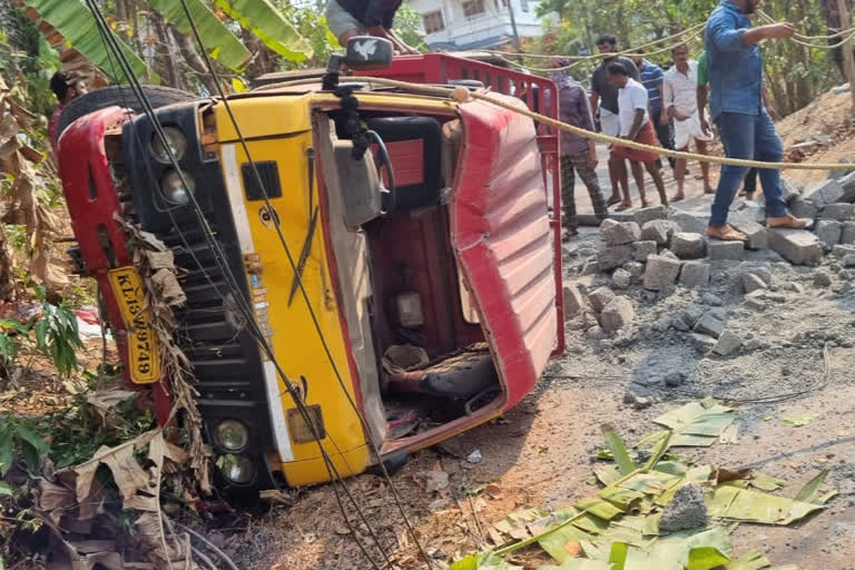 Tipper lorry accident kannur  ടിപ്പര്‍ ലോറി നിയന്ത്രണം വിട്ട് മറിഞ്ഞു  ഇതര സംസ്ഥാന തൊഴിലാളി  ഇനാമൽ