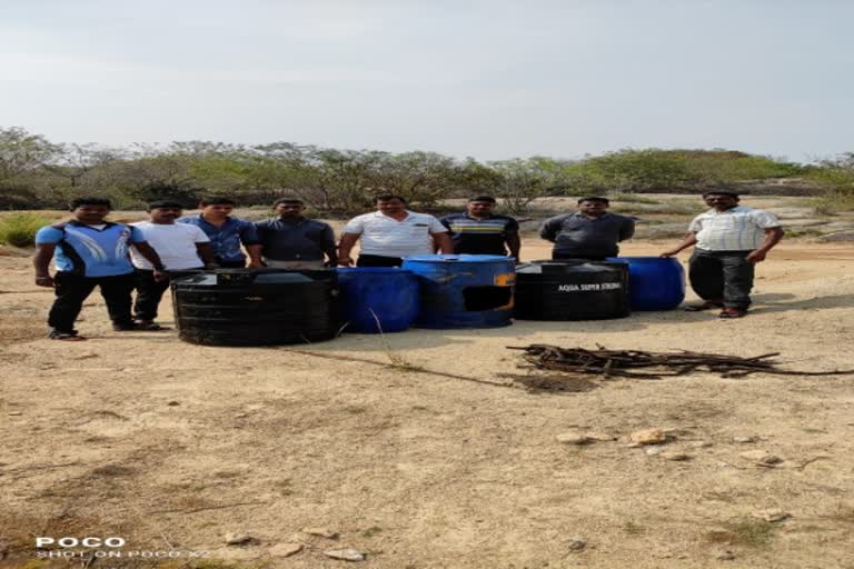 திருவண்ணாமலை மாவட்டம் வேட்டவலம் அருகே உள்ள சொரத்தூர் கிராமத்தில்  3 ஆயிரம் லிட்டர் சாராய ஊறலை காவல் துறையினர் பறிமுதல் செய்து அழித்தனர்.