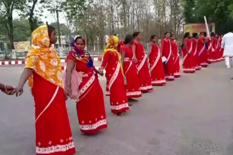 human-chain-against-nasty-politics