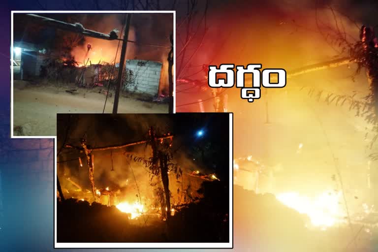 gas-cylinders-blast-and-two-huts-were-burnt-at-akkampalli-in-kamareddy-district