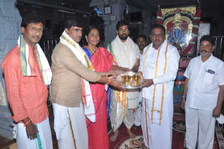 devotee donates Rs.8lakh worth gold bowls to kanipakam vinayaka swamy