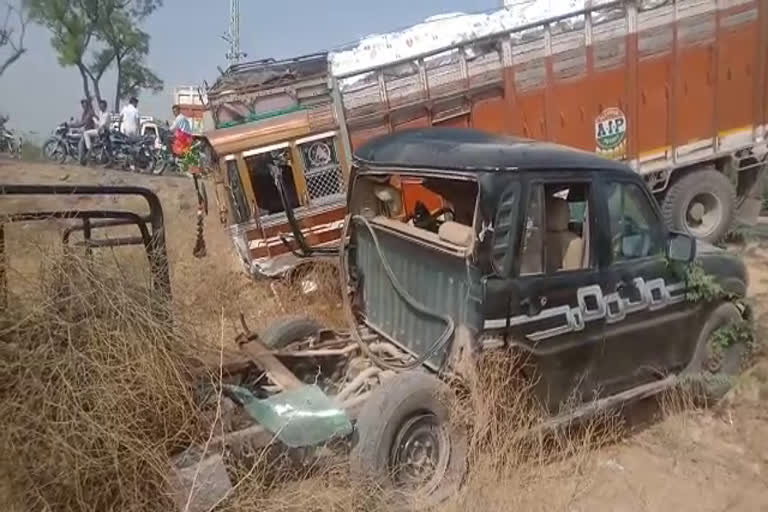 ट्रक और बोलेरो में भिड़ंत, Bump into truck and bolero