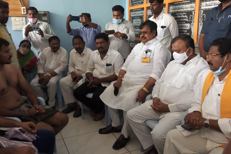 TDP leaders attending Krishna Rao funeral