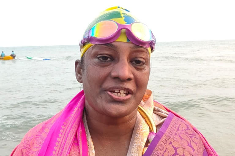 Hyderabad lady swims 30km in 13 hrs 40 mins, sets record