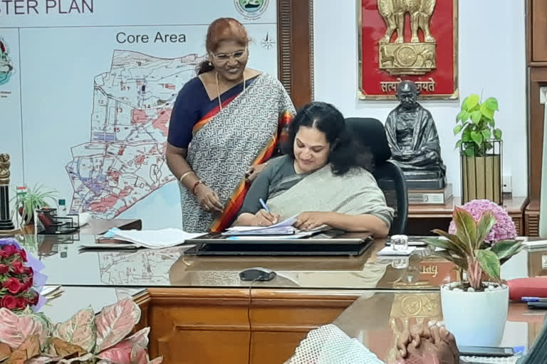 doctor srujana took charge as gvmc commissioner again