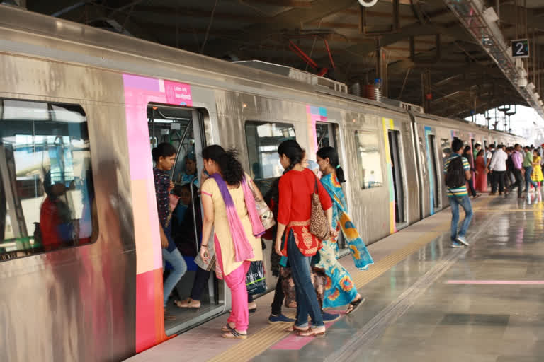 mumbai metro passengers