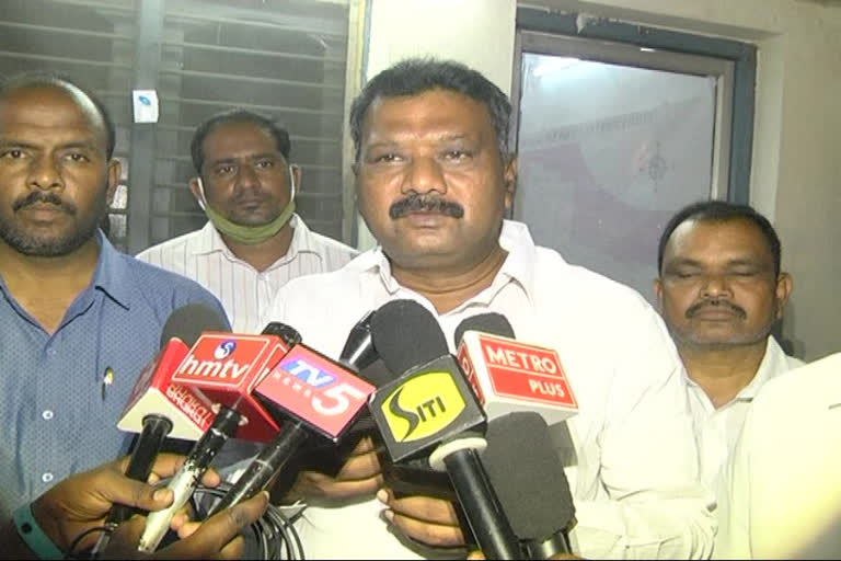 sravan kumar demands to release arrested tdp leaders in guntur