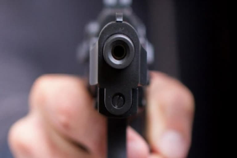 UP woman shot dead by jilted lover  crime against woman in UP  woman shot dead in mainpuri  UP police  വിവാഹ ശേഷം പ്രണയ ബന്ധം  യുവതിയെ കാമുകൻ വെടിവച്ച് കൊന്നു