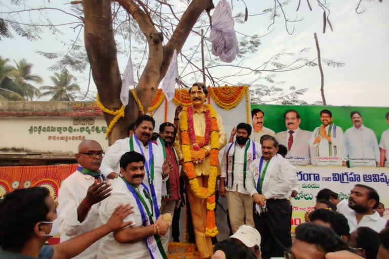 vangaveeti  ranga statue unveiled at  kakula illandulaparru