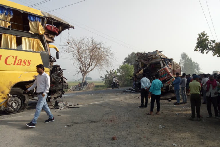 हाथरस सड़क हादसे में 20 लोग घायल.