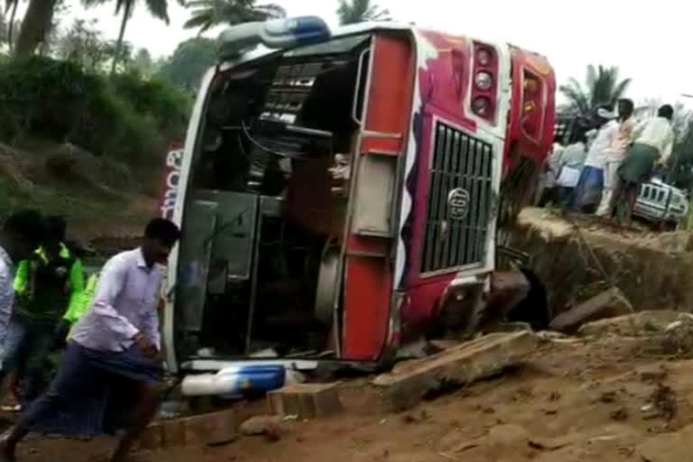 A private bus rolled into the ditch