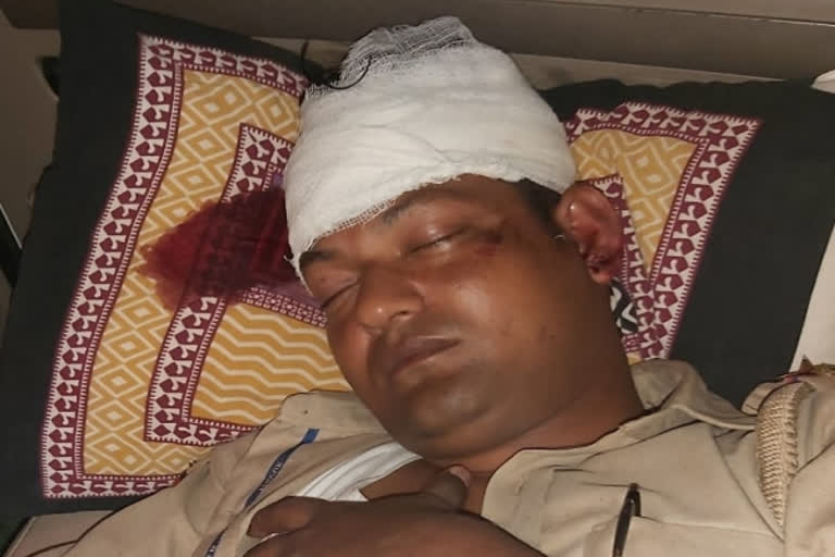 2 cops injured in mob attack in UP district