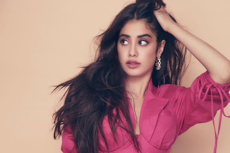 janhvi-kapoor-replies-to-fan-who-asked-can-we-kiss