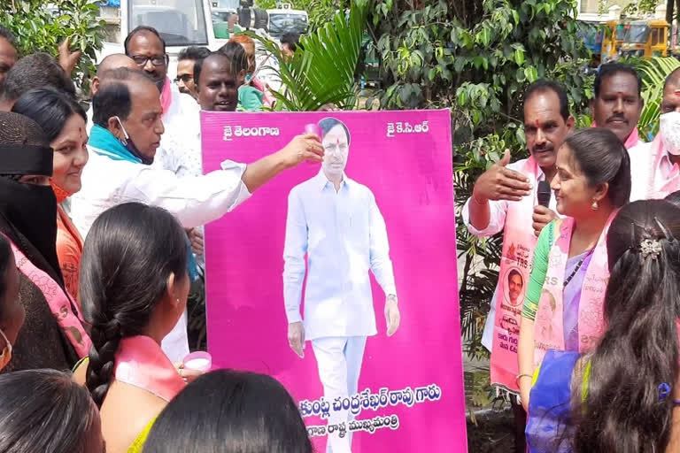 Minister Indira Reddy was anointed to paint KCR in nirmal district