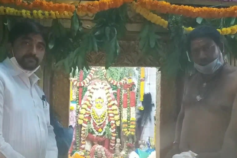 Devotees lined up for the darshan of Sri Alluri Poleramma in markapuram