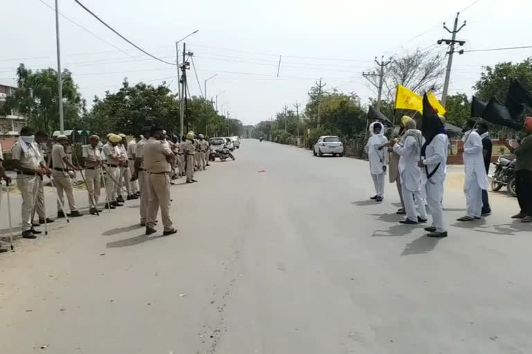 Farmers black flags MLA Gopal Kanda